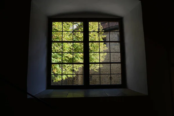 内側から撮影された窓は 常に建物の中に光と新鮮な空気をもたらすのに役立つ人々を提供してきました — ストック写真