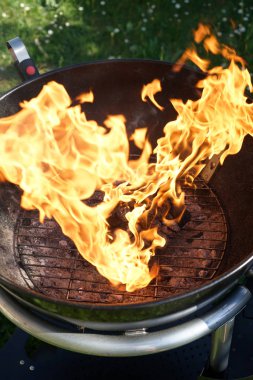 Bahçedeki Kömür Barbekü ile sosis Barbekü