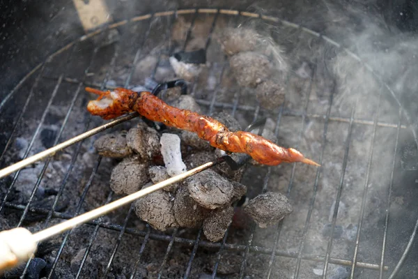 Barbecue Saucisses Avec Barbecue Charbon Dans Jardin — Photo