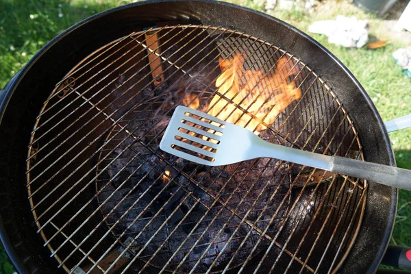 Klobásy Barbecue Gril Dřevěné Uhlí Zahradě — Stock fotografie