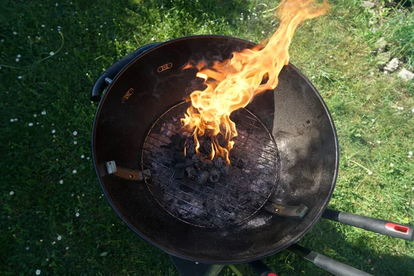 在花园里用木炭烧烤的香肠烧烤 — 图库照片