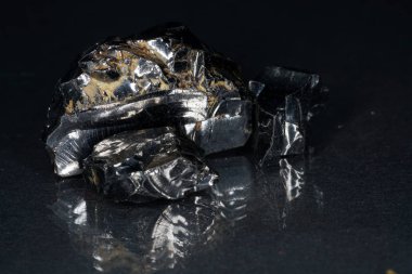 Shungit karbon ağırlıklı olarak oluşan ve en kaliteli ve stüdyo kalitesinde fotoğraflandı siyah bir kaya.