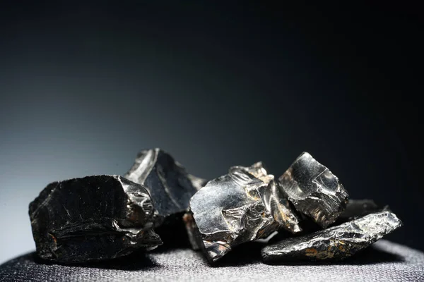 İyileştirici taş shungite olarak da adlandırılan siyah bir kaya, çoğunlukla karbondan oluşan burada en yüksek kalitede fotoğraflandı..