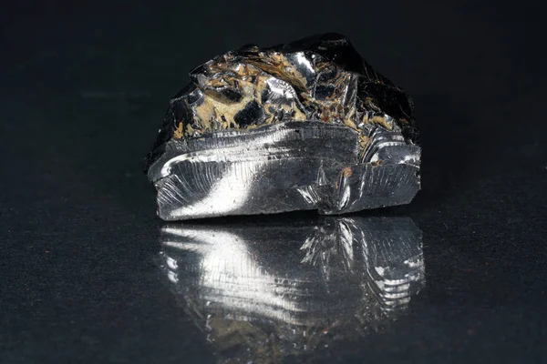 Черный Камень Который Состоит Основном Углерода Сфотографирован Высочайшем Качестве Студийном — стоковое фото