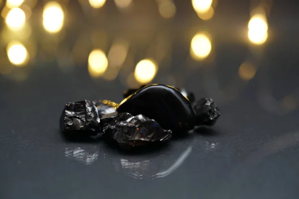 Shungit Ist Ein Schwarzes Gestein Das Hauptsächlich Aus Kohlenstoff Besteht — Stockfoto