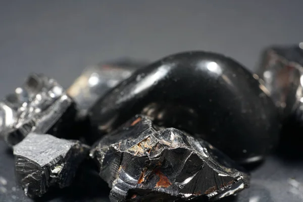 Shungit Ist Ein Schwarzes Gestein Das Hauptsächlich Aus Kohlenstoff Besteht — Stockfoto