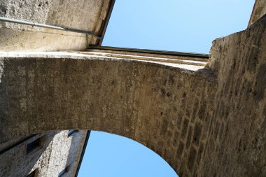                                Gemany bir parkta eski bir kalede Kale kapısı