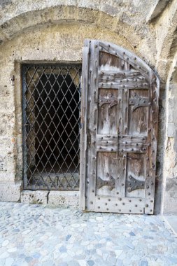                                Gemany bir parkta eski bir kalede Kale kapısı