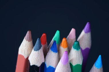 En iyi kalitede stüdyoda fotoğraflanan kalem ve renkli kalemler