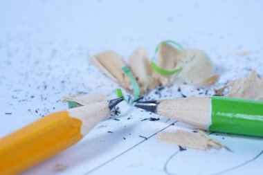 En iyi kalitede stüdyoda fotoğraflanan kalem ve renkli kalemler