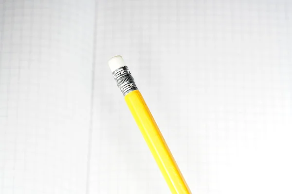 在工作室中以最佳质量拍摄的铅笔和彩色铅笔 — 图库照片