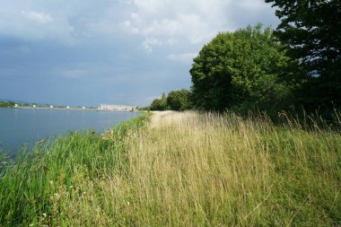 Tuna Nehri ve eski suları Regensburg yakınlarındaki Bavyera 'da fotoğraflanmıştır.