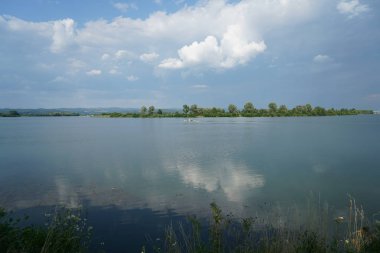 Tuna Nehri ve eski suları Regensburg yakınlarındaki Bavyera 'da fotoğraflanmıştır.