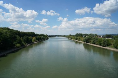Tuna Nehri ve eski suları Regensburg yakınlarındaki Bavyera 'da fotoğraflanmıştır.