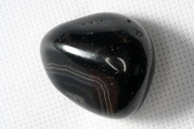 Ezoteriklerin görüşüne göre, şifalı taşlar, renkleri ile, formlarını ve içerdikleri mineralleri etkiler.