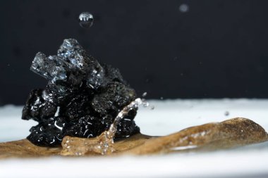 Ezoteriklerin görüşüne göre, şifalı taşlar, renkleri ile, formlarını ve içerdikleri mineralleri etkiler.