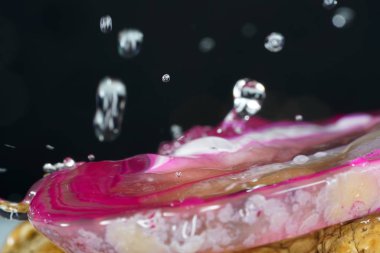 Ezoteriklerin görüşüne göre, şifalı taşlar, renkleri ile, formlarını ve içerdikleri mineralleri etkiler.