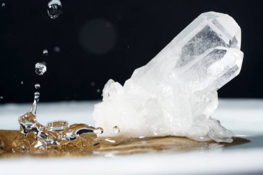 Ezoteriklerin görüşüne göre, şifalı taşlar, renkleri ile, formlarını ve içerdikleri mineralleri etkiler.