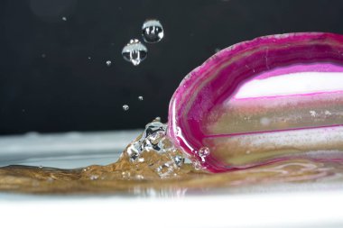 Ezoteriklerin görüşüne göre, şifalı taşlar, renkleri ile, formlarını ve içerdikleri mineralleri etkiler.