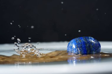 Ezoteriklerin görüşüne göre, şifalı taşlar, renkleri ile, formlarını ve içerdikleri mineralleri etkiler.