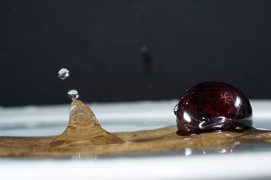 Ezoteriklerin görüşüne göre, şifalı taşlar, renkleri ile, formlarını ve içerdikleri mineralleri etkiler.