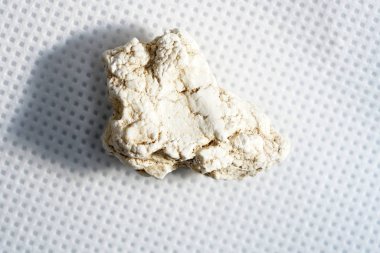 Ezoteriklerin görüşüne göre, şifalı taşlar, renkleri ile, formlarını ve içerdikleri mineralleri etkiler.