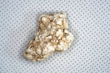 Ezoteriklerin görüşüne göre, şifalı taşlar, renkleri ile, formlarını ve içerdikleri mineralleri etkiler.
