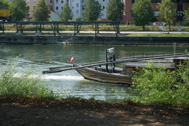                           Regensburg, Bavyera 'da çok iyi korunmuş eski bir kasaba ve birçok kilisesi olan bir şehirdir.     