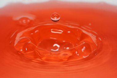 Su damlaları, higspeed flaş ve damlatıcılarla stüdyoda fotoğraflandı.