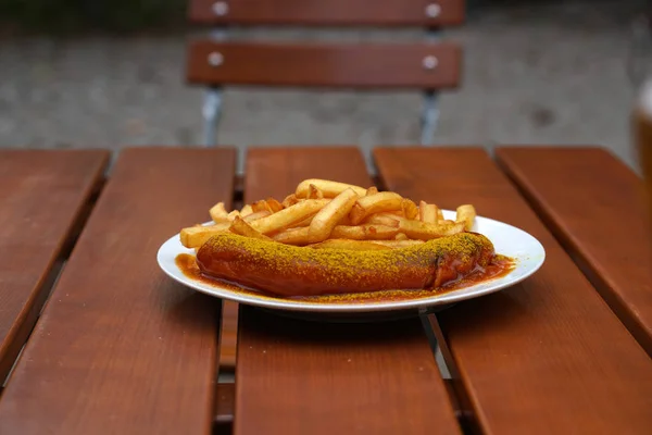 Sabroso Currywurst Con Papas Fritas Servidas Jardín Cerveza Para Consumo —  Fotos de Stock