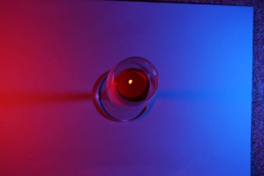 Duman ve alevlerle mumlar stüdyoda flaşlardan önce renkli folyolarla fotoğraflandı.