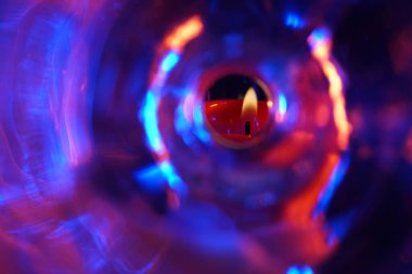 Duman ve alevlerle mumlar stüdyoda flaşlardan önce renkli folyolarla fotoğraflandı.