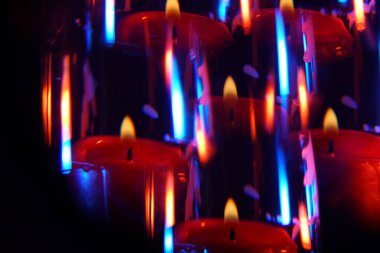 Duman ve alevlerle mumlar stüdyoda flaşlardan önce renkli folyolarla fotoğraflandı.