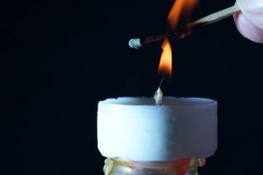 Duman ve alevlerle mumlar stüdyoda flaşlardan önce renkli folyolarla fotoğraflandı.