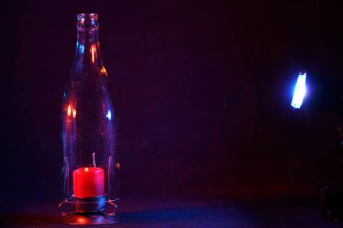 Duman ve alevlerle mumlar stüdyoda flaşlardan önce renkli folyolarla fotoğraflandı.