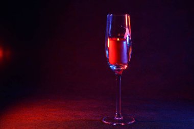 Duman ve alevlerle mumlar stüdyoda flaşlardan önce renkli folyolarla fotoğraflandı.