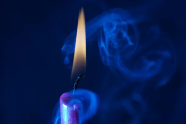 闪光灯前 在演播室里用烟花和火焰拍下的彩箔烛光 — 图库照片