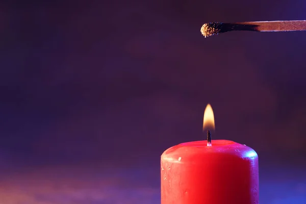 Vela Com Fumaça Chama Fotografada Estúdio Com Folhas Coloridas Antes — Fotografia de Stock