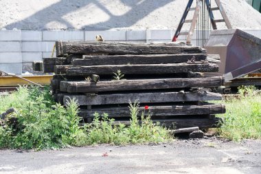 Daha fazla kullanım için saklanan eski ahşap demiryolu uyuyanları.