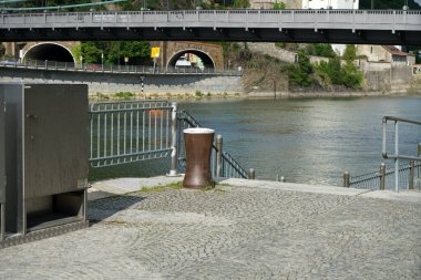 Limanda çekilen demirleme gemileri için kalın zırhlar idealdir.