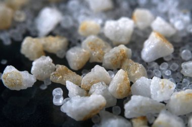 Himalaya tuzu, Himalaya 'nın yakınlarındaki dağlarda bulunan pembe, elde edilen tuzlu su tuzu türüdür. 