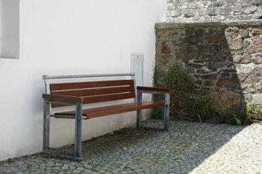 Masalardaki banklar ve sandalyeler seni rahatlamaya ve gevşemeye davet ediyor.