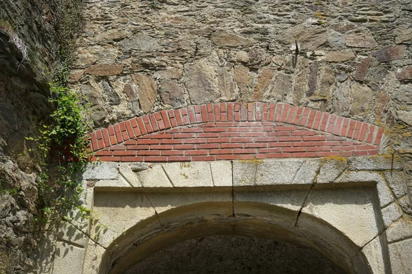 Художественно Построенная Стена Натурального Камня — стоковое фото