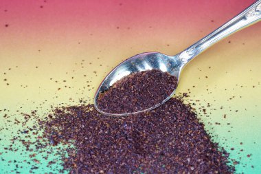 Makro mercekli Sumac baharat tozu stüdyodaki renkli gradyan karşısında fotoğraflandı