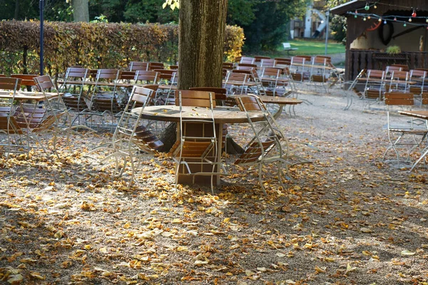 Lavičky Židle Stolů Vás Zve Relaxaci Odpočinku — Stock fotografie