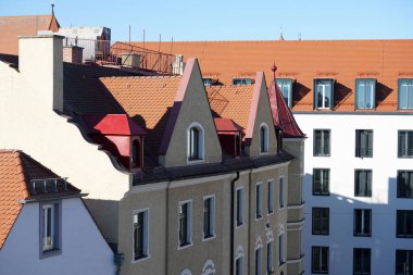 Kilise ve kulelerin mimarisi ile Bavyera 'nın eski kasabası                        