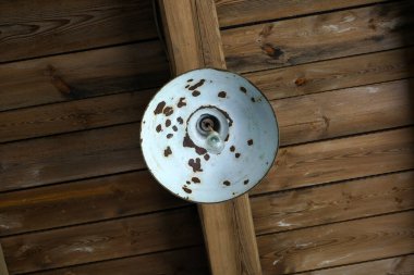     Yol boyunca eski lambalar, bugün hala çalışıyor.                           