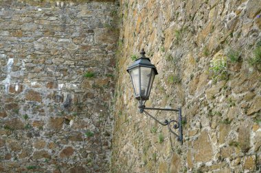     Yol boyunca eski lambalar, bugün hala çalışıyor.                           