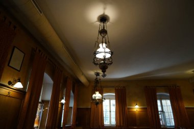     Yol boyunca eski lambalar, bugün hala çalışıyor.                           