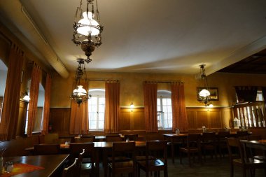     Yol boyunca eski lambalar, bugün hala çalışıyor.                           